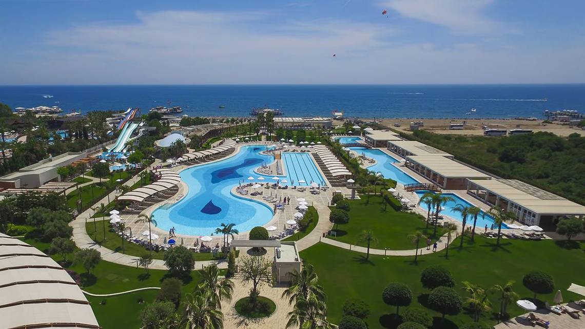 Luftaufnahme des Baia Lara Hotels mit Swimmingpools und Meerblick.