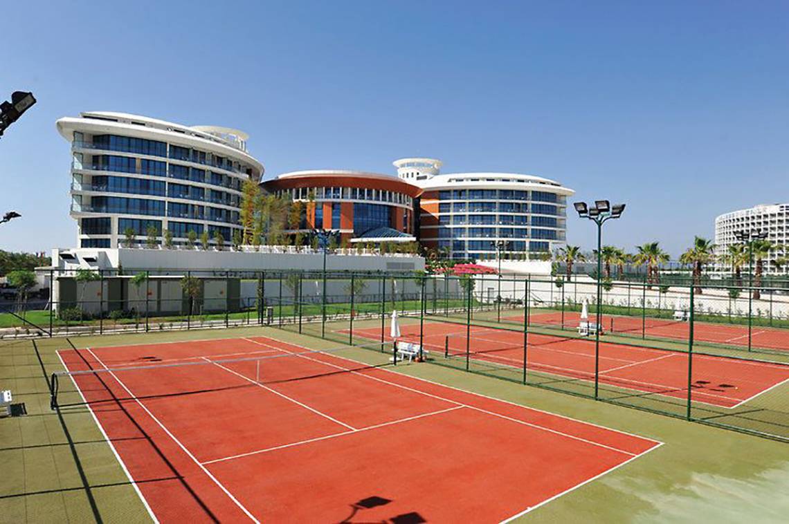 Tennisplatz im Freien vor dem Baia Lara Hotel mit zwei roten Tennisplätzen und umzäunten Bereichen.