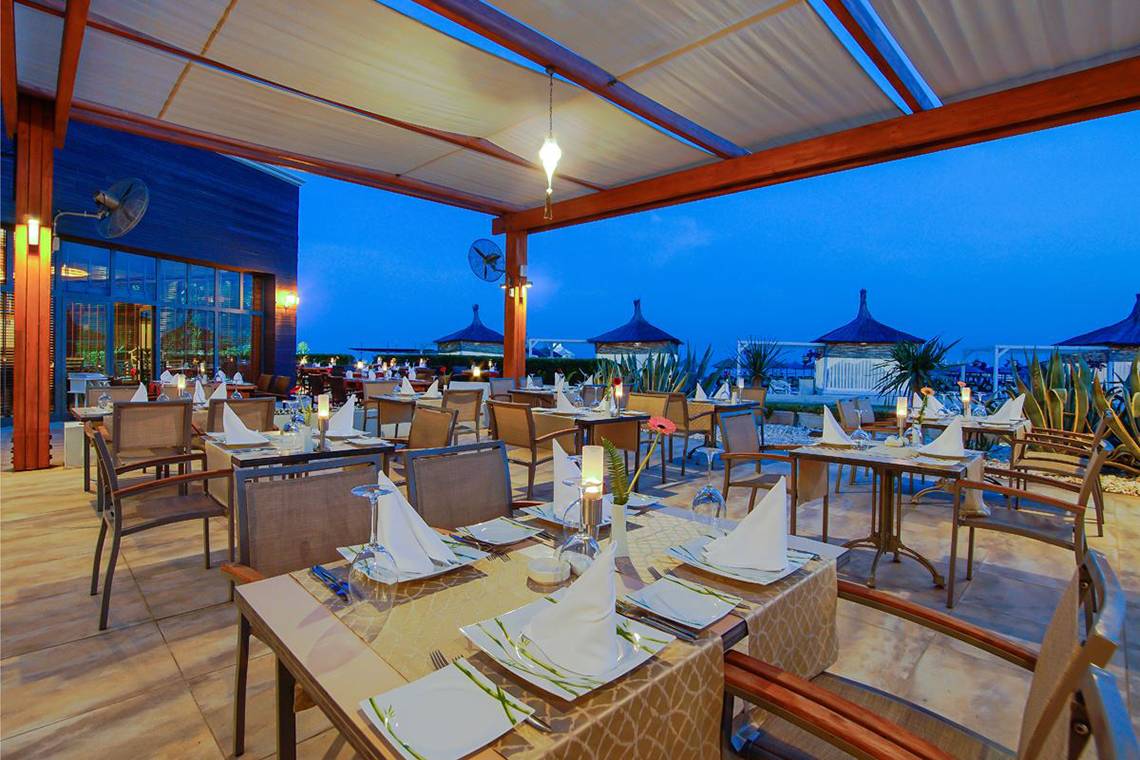 Abendessen auf der Terrasse des Baia Lara Hotels bei Nacht