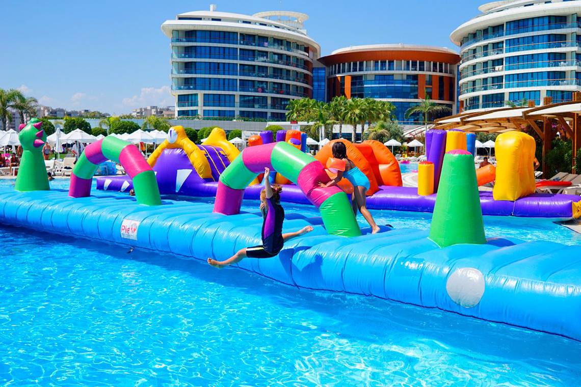 Kinder spielen auf einem bunten Wasserspielplatz im Baia Lara Hotel.