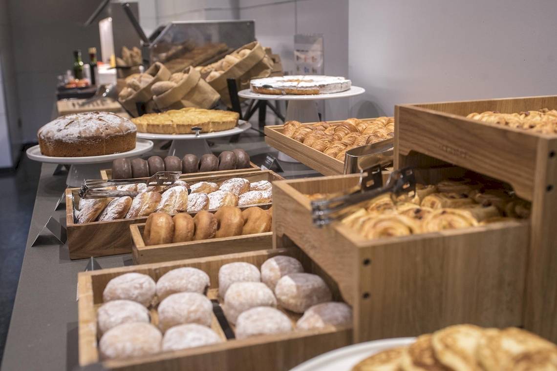 Frühstücksbuffet im Gran Hotel Havana Barcelona mit verschiedenen Kuchen und Gebäck.