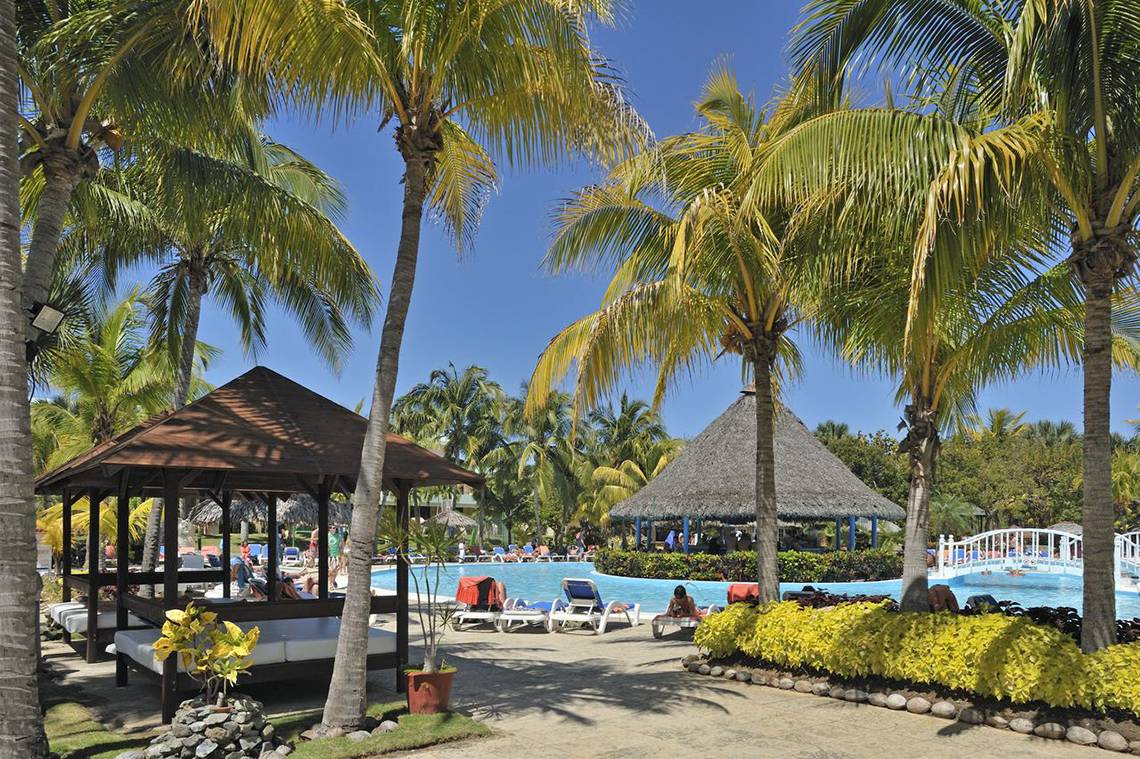 Außenbereich des Sol Palmeras Hotels mit Pool und Palmen