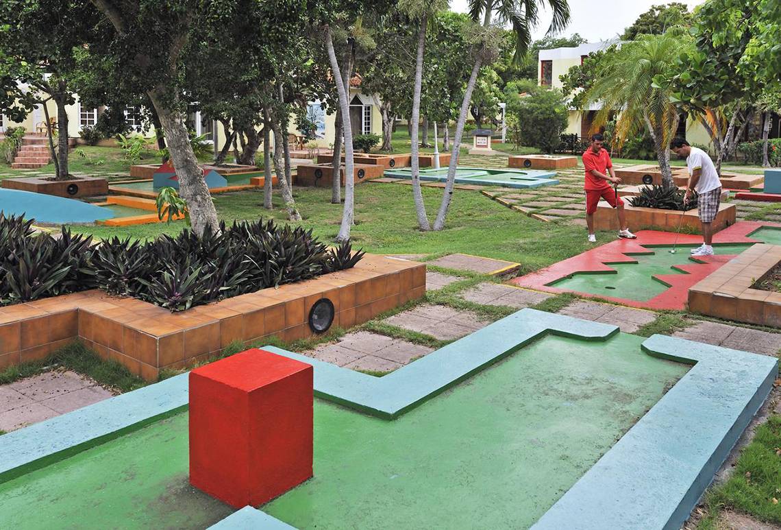 Zwei Männer spielen Minigolf im Sol Palmeras Hotel.