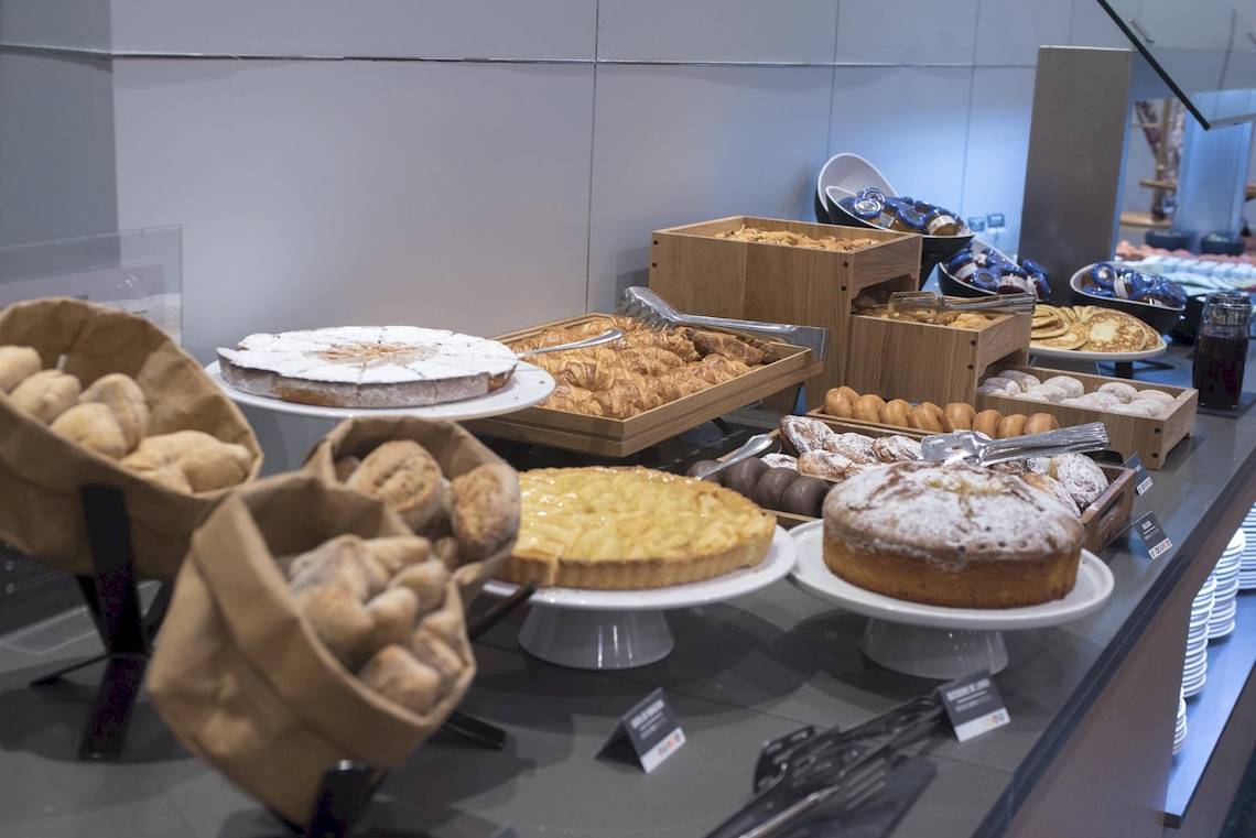 Frühstücksbuffet im Gran Hotel Havana Barcelona mit verschiedenen Kuchen und Gebäck.
