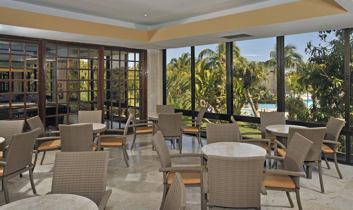 Sol Palmeras Hotel Terrasse mit Blick auf den Pool und Palmen