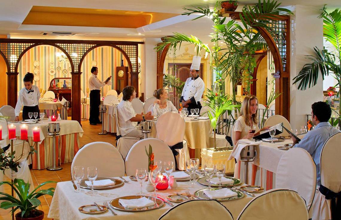 Gäste essen im Restaurant des Sol Palmeras Hotels.
