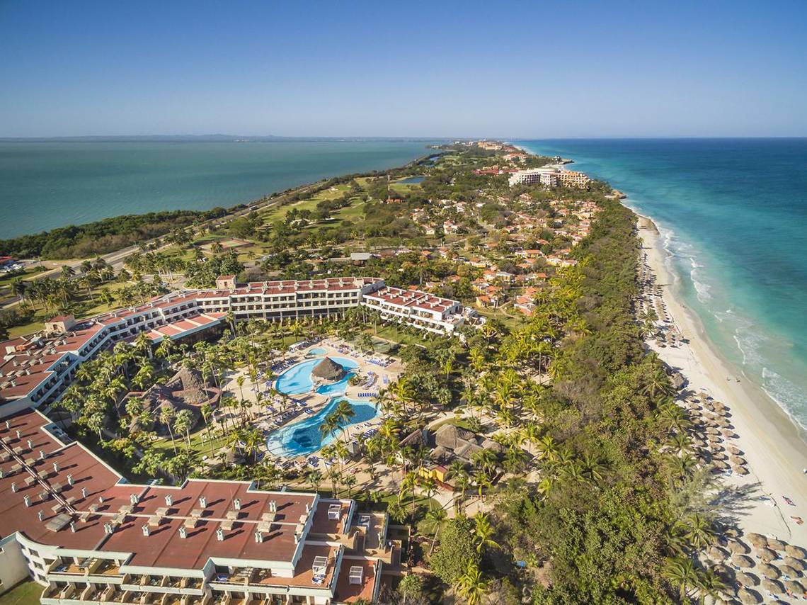 Luftaufnahme des Sol Palmeras Hotels mit Pool und Strand