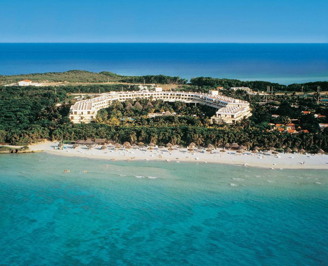 Luftaufnahme des Sol Palmeras Hotels mit Blick auf die Küste und den Strand