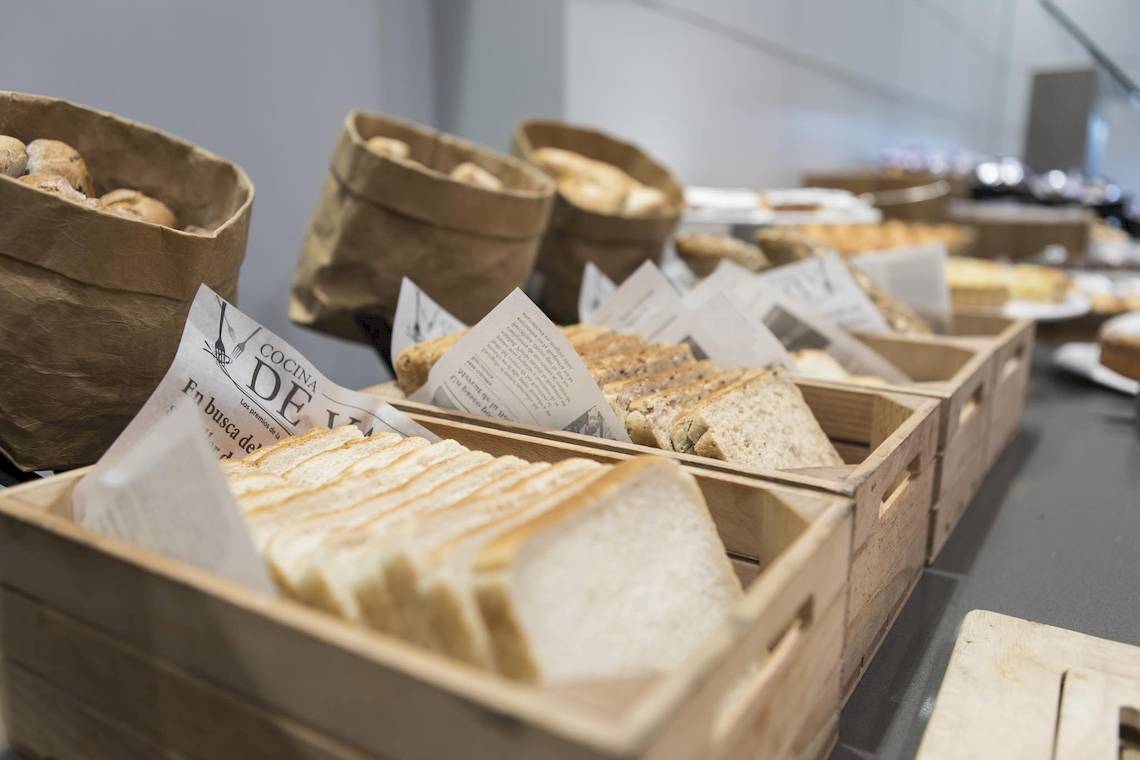 Frühstücksbrot in Holzkisten im Gran Hotel Havana Barcelona
