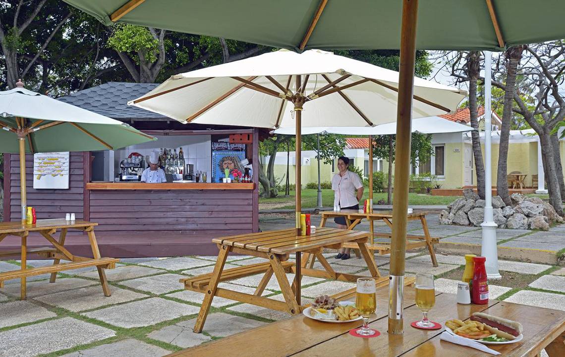 Sol Palmeras Hotel Terrasse mit Imbissstand und Gästen, die essen und trinken.