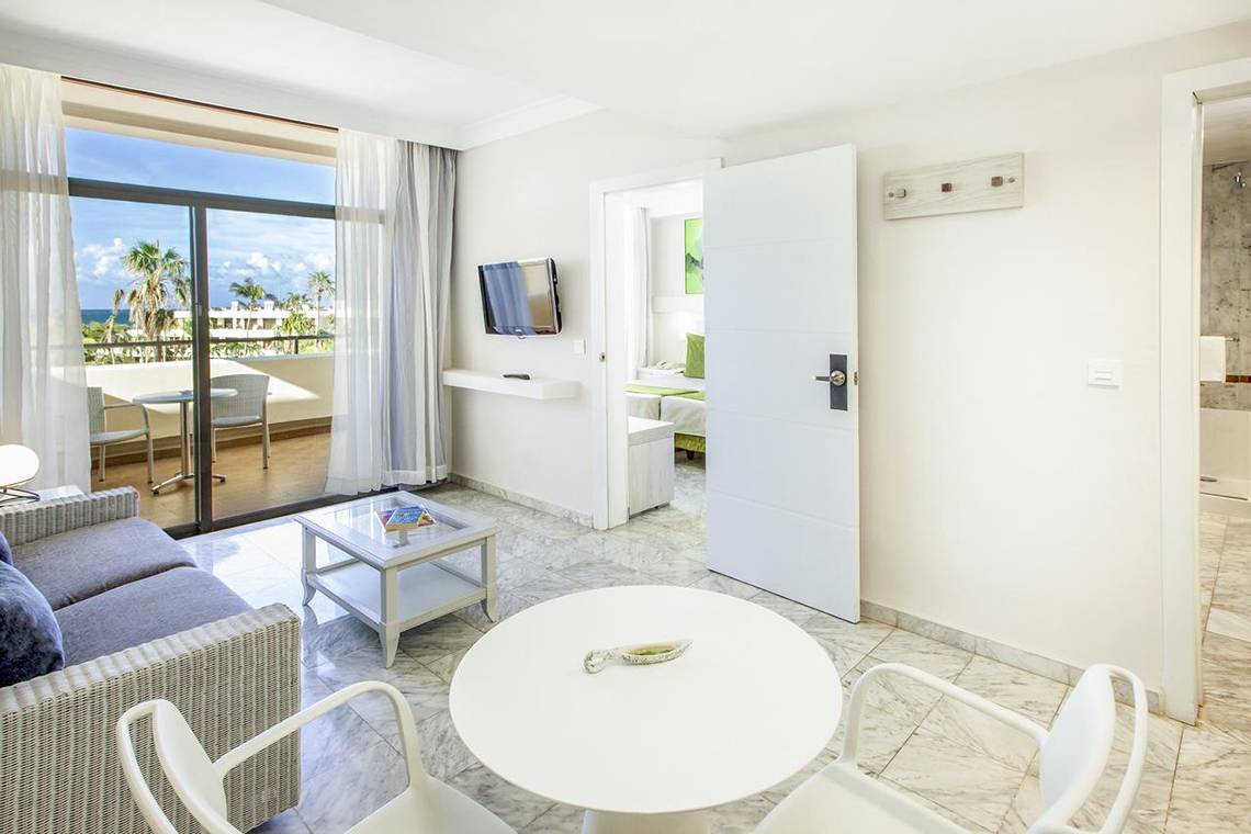 Wohnbereich des Sol Palmeras Hotels mit Blick auf den Ozean.