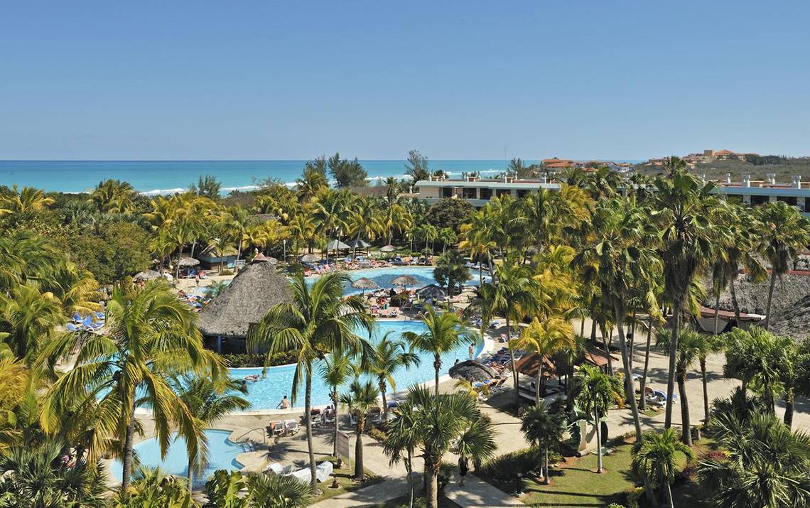 Luftaufnahme des Sol Palmeras Hotels mit Swimmingpool und Palmen