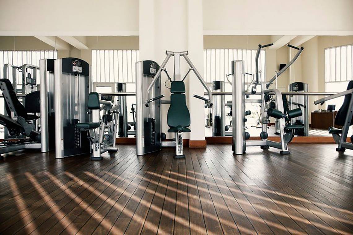 Fitnessstudio im Kempinski Hotel Barbaros Bay Bodrum mit verschiedenen Trainingsgeräten.