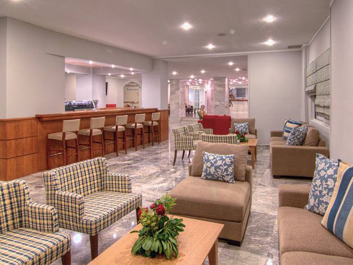 Lobby des Solimar Dias Hotels mit Bar, Sofas und Stühlen.