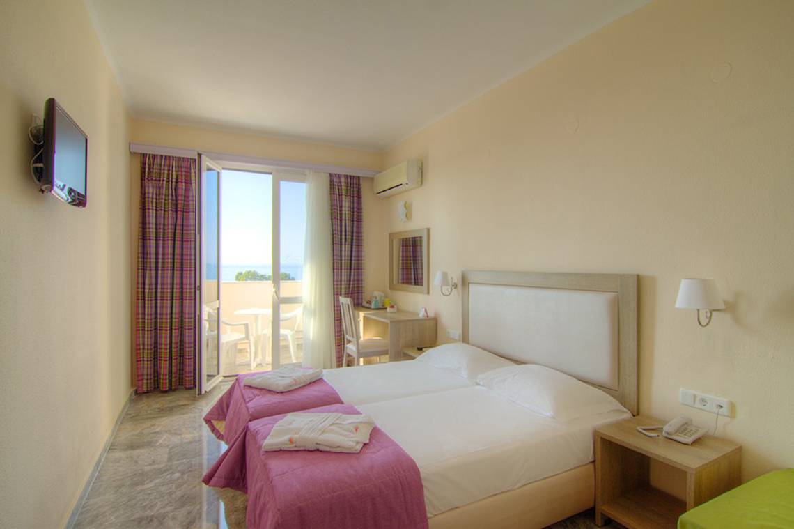 Doppelzimmer mit Meerblick im Solimar Dias Hotel, zwei Betten, Balkon mit Tisch und Stühlen.