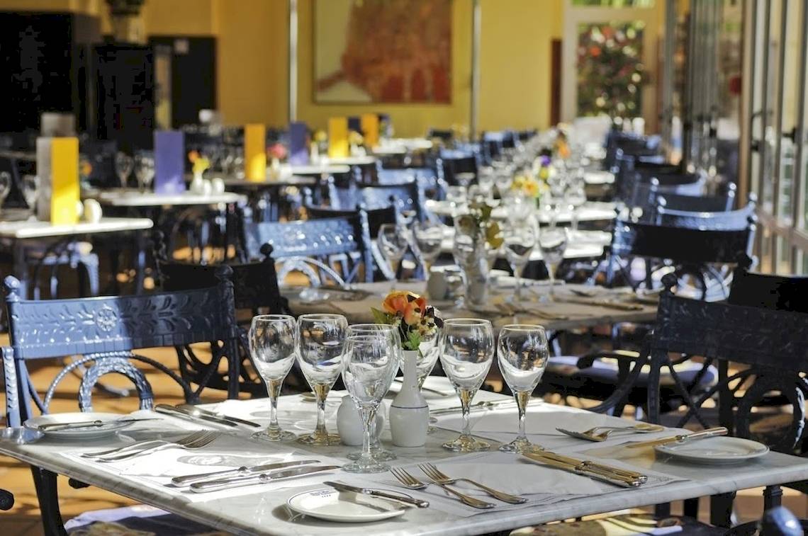 Restauranttisch im VIK Hotel San Antonio, bereit für Gäste mit Gläsern und Besteck.