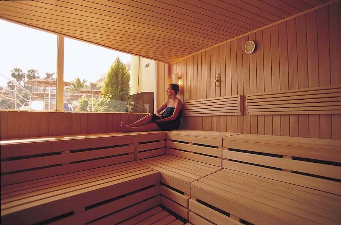 Frau sitzt in einer Sauna im VIK Hotel San Antonio