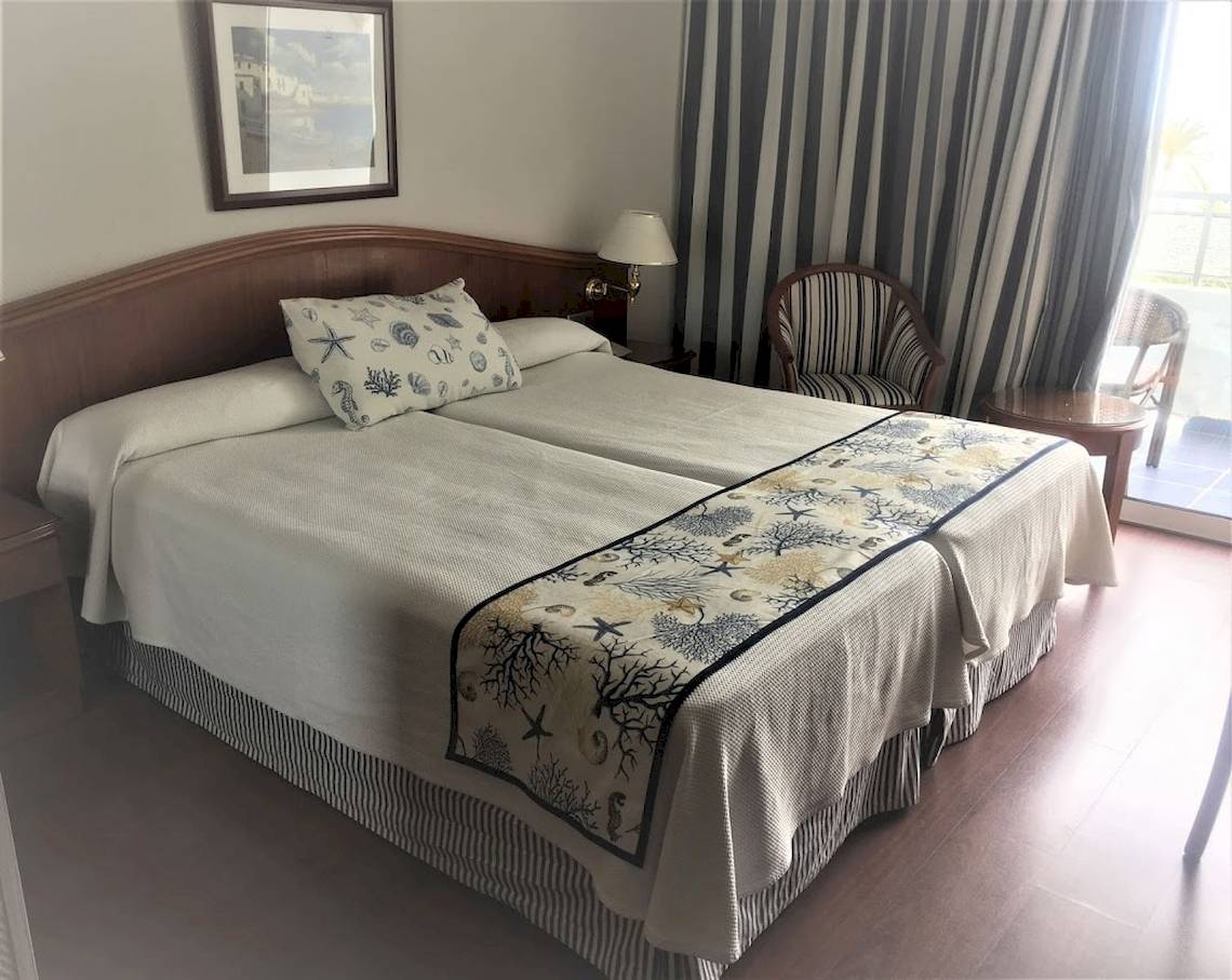 Doppelbett Zimmer im VIK Hotel San Antonio mit Meeresdekoration und Balkonzugang