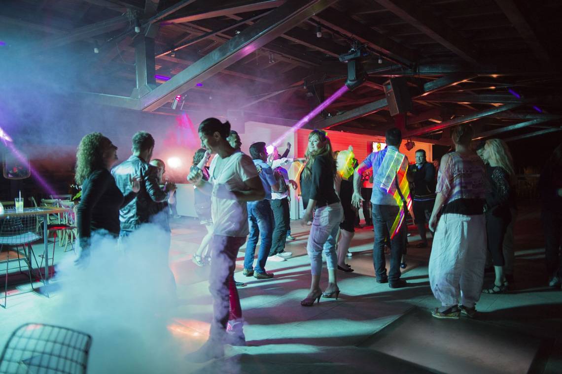 Party in der Hotellobby mit Raucheffekten und bunten Lichtern