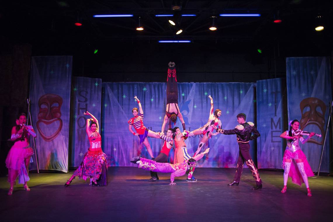 Show-Performance im Liberty Hotels Lara mit Artisten, die verschiedene Kunststücke vorführen.