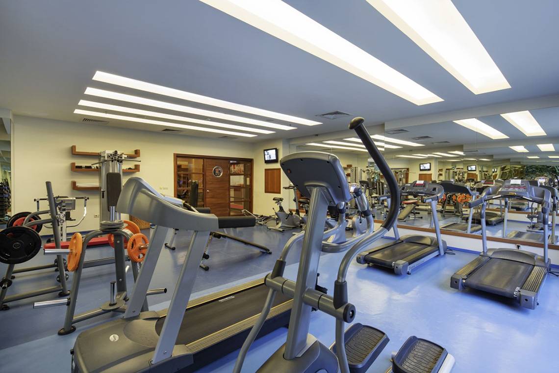 Fitnessstudio im Liberty Hotels Lara mit Laufbändern und anderen Trainingsgeräten.