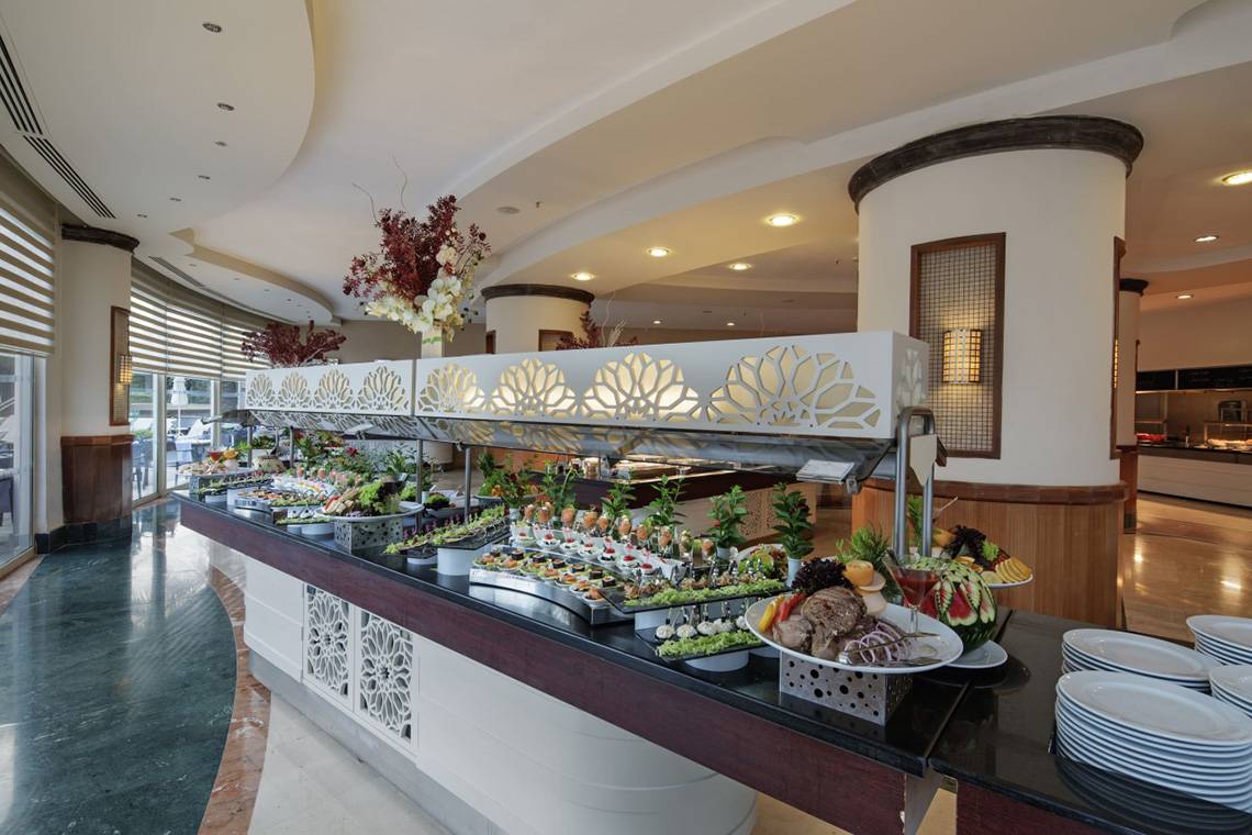 Buffet im Liberty Hotels Lara mit verschiedenen Speisen und Gerichten.