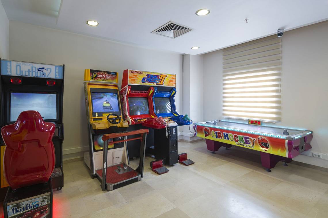Spielzimmer im Liberty Hotels Lara mit Arcade-Spielen und Air Hockey.
