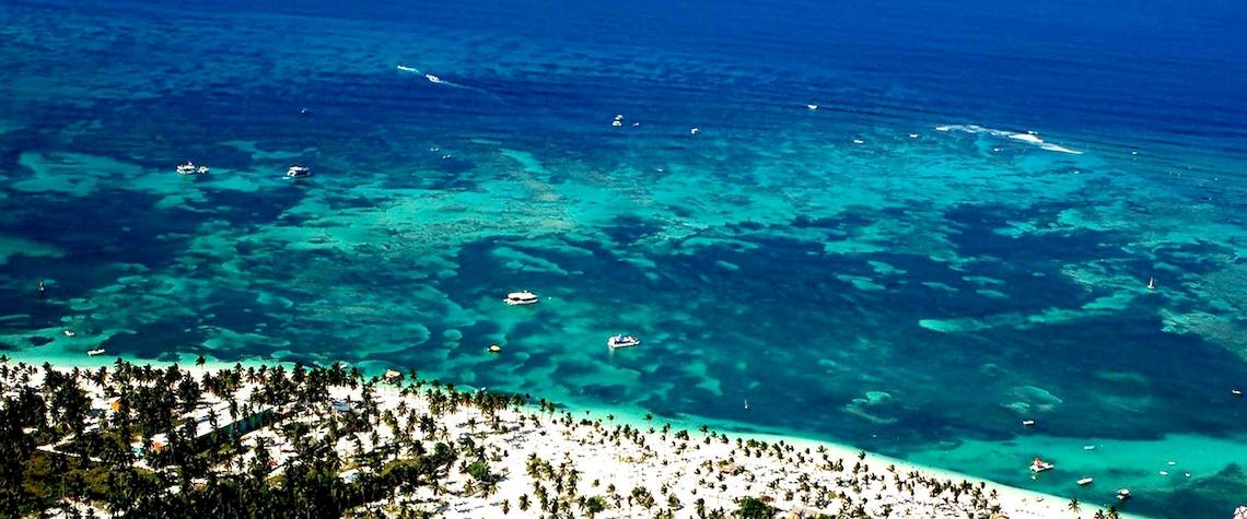 Luftaufnahme des IFA Villas Bavaro Hotels mit Blick auf den Ozean und weißen Stränden.