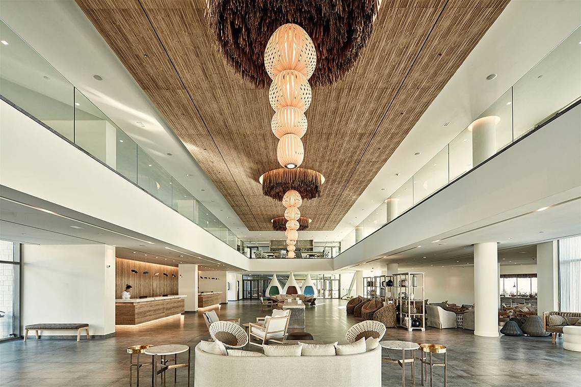 Lobby des Atlantica Dreams Resorts mit modernen Möbeln und hohen Decken.