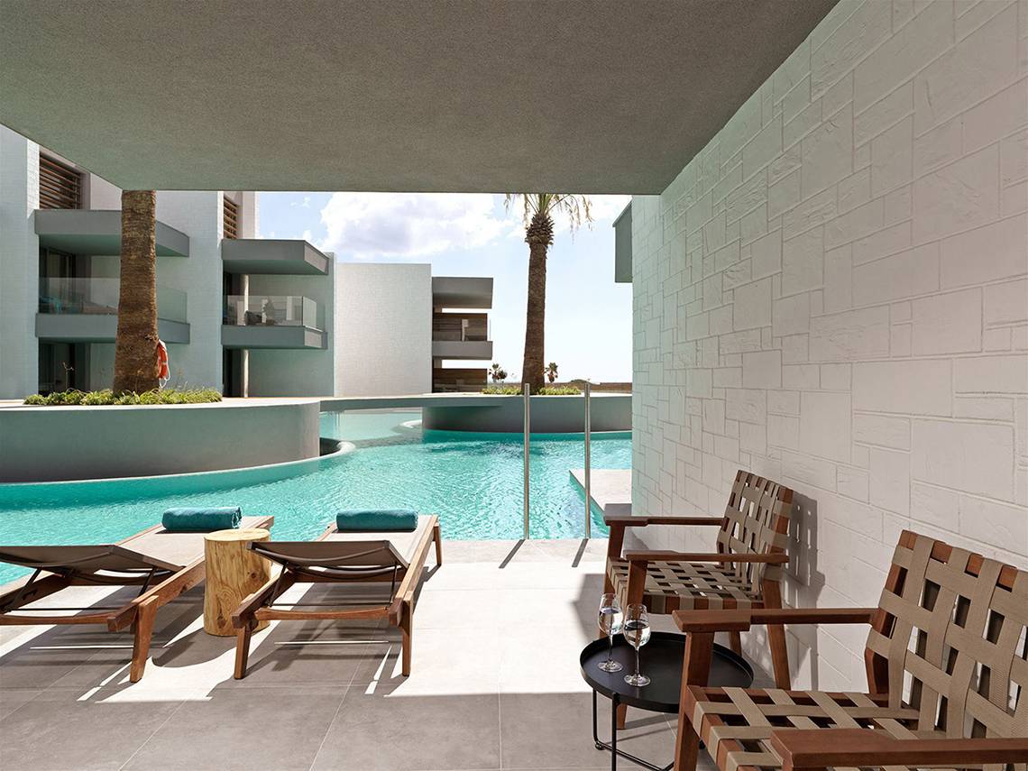 Loungebereich mit Swimmingpool und Möbeln im Atlantica Dreams Resort.