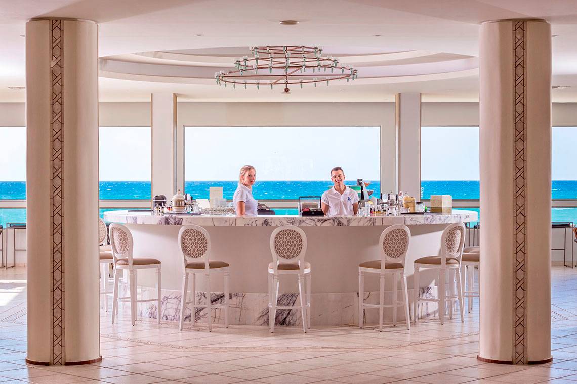 Mitarbeiter im Civitel Creta Beach Hotel Bar Bereich mit Blick auf das Meer