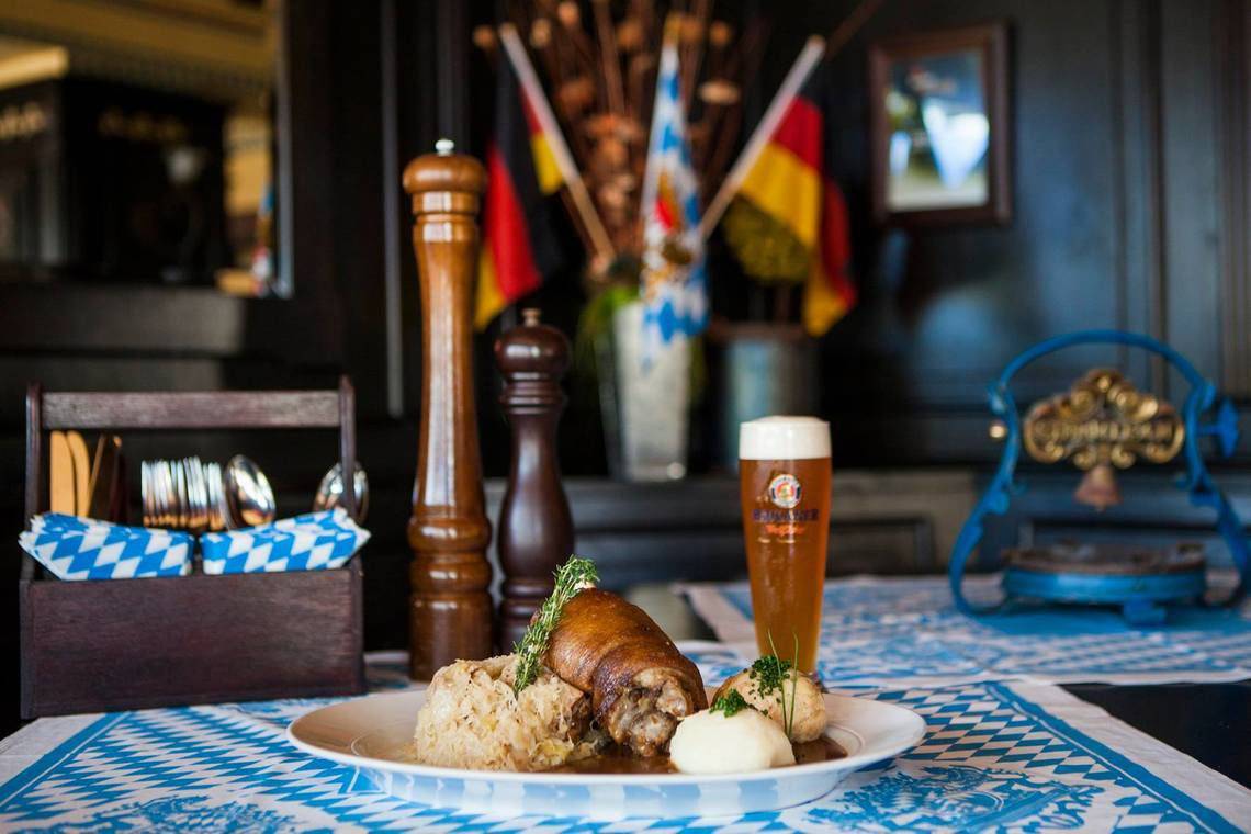 Ein Teller mit Sauerbraten und Sauerkraut auf einem Tisch im Restaurant Europa Villa Cortes.