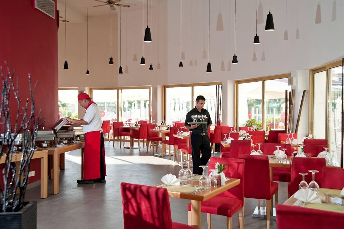 Mitarbeiter im Restaurant des Louis Imperial Beach Hotels