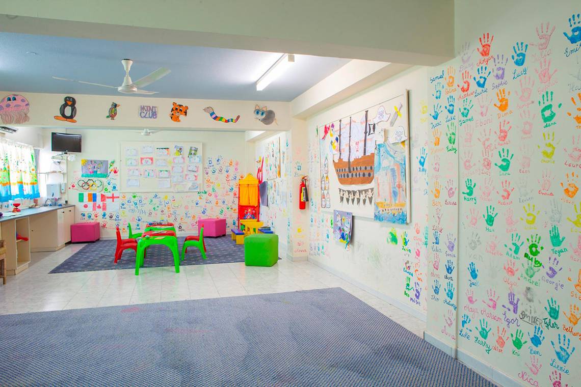 Kinderzimmer im Louis Imperial Beach mit bunten Wandmalereien und Spielzeug.
