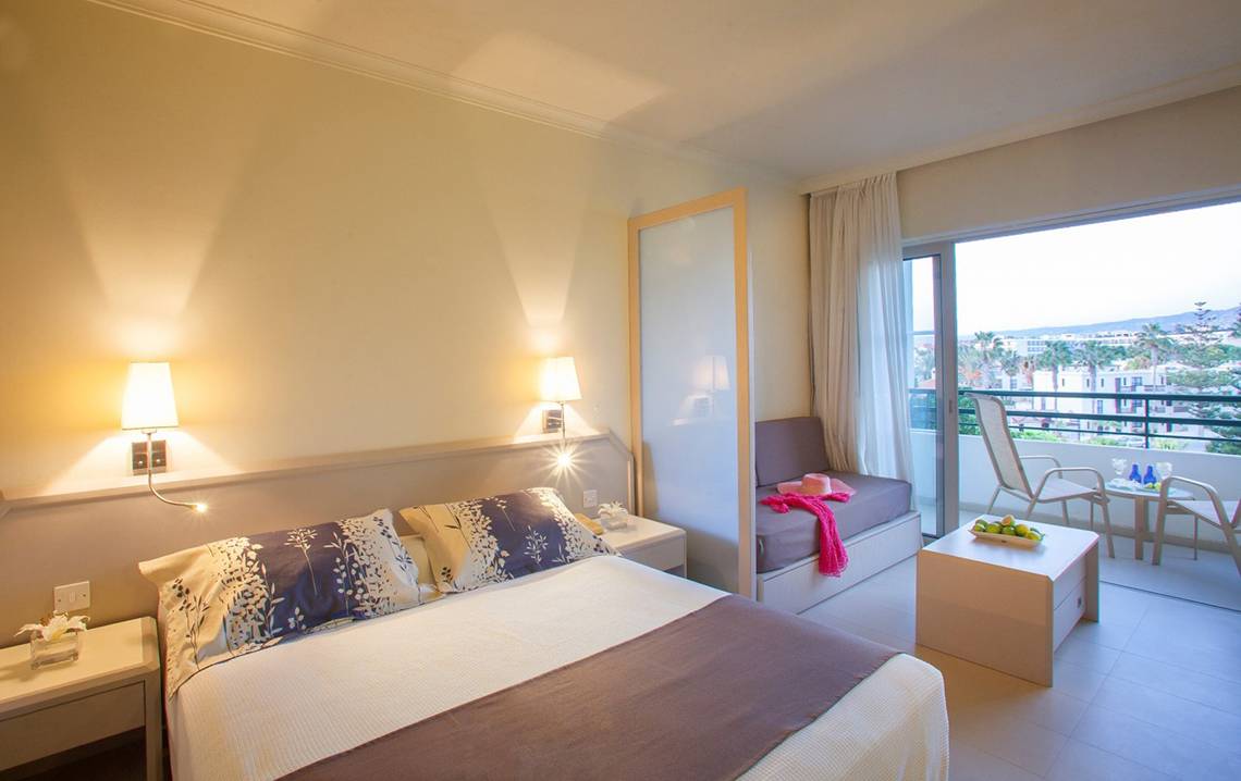 Schlafzimmer im Louis Imperial Beach Hotel mit Blick auf die Stadt.