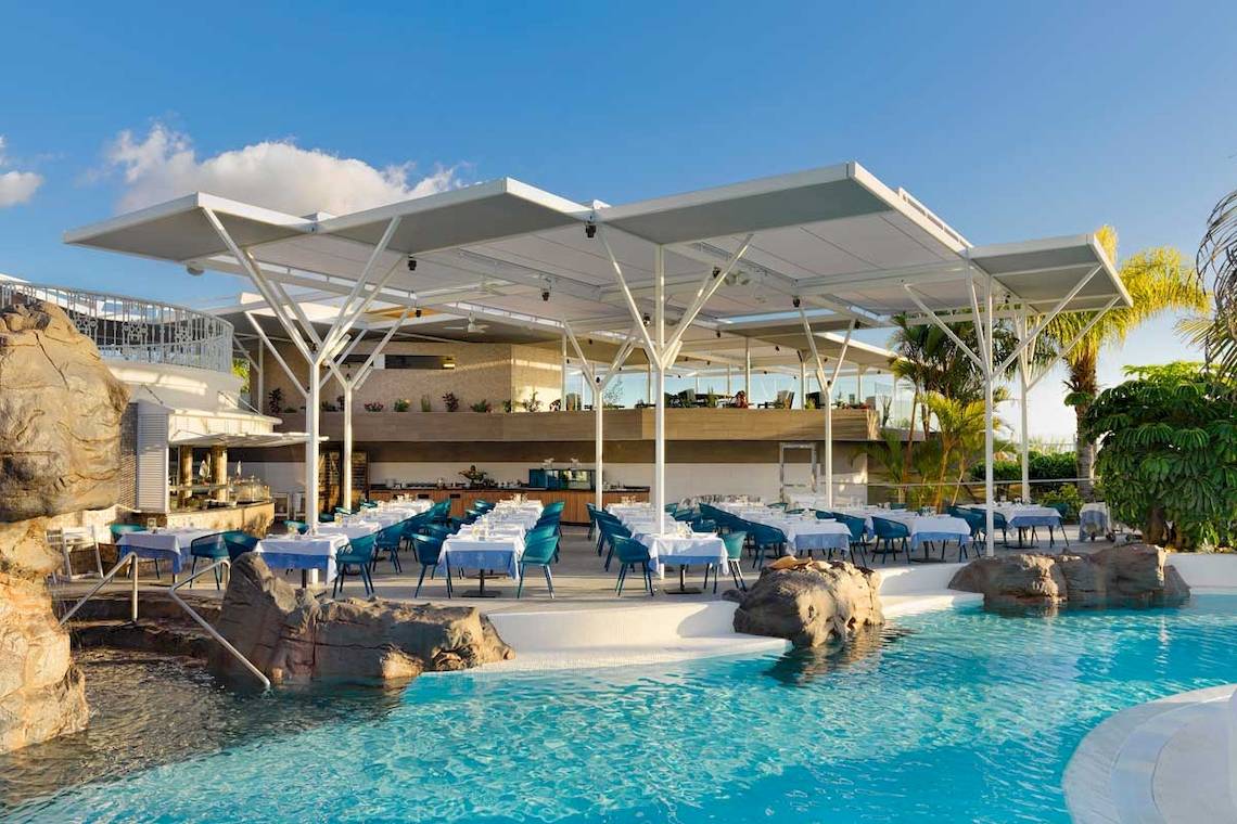 Außenpoolbereich des Jardines de Nivaria Hotels mit überdachter Terrasse und Tischen