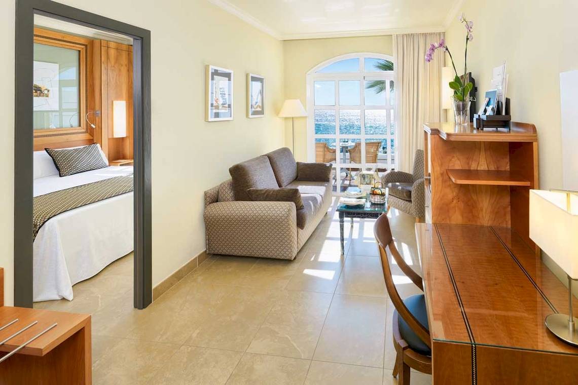 Innenansicht einer Suite im Jardines de Nivaria Hotel mit Blick auf das Meer.