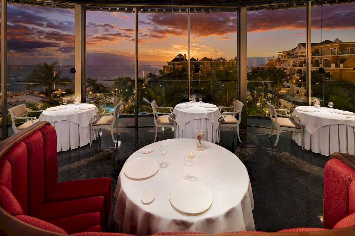 Jardines de Nivaria Hotel Innenraum Restaurant mit Meerblick bei Sonnenuntergang