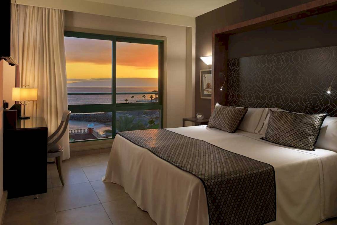 Zimmer im Jardines de Nivaria Hotel mit Blick auf das Meer und den Sonnenuntergang.