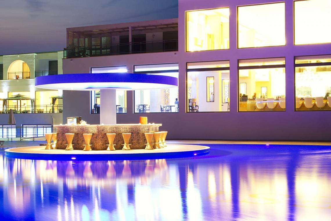 Poolbar im Kresten Palace Hotel bei Nacht mit blauen Lichtern und Sitzgelegenheiten