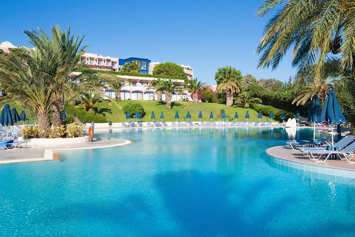 Außenpool des Kresten Palace Hotels mit Sonnenliegen und Schirmen