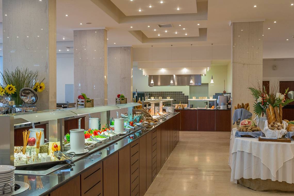 Buffet im Kresten Palace Hotel mit verschiedenen Speisen und Früchten.