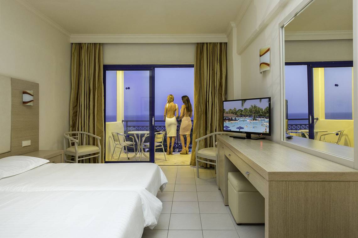 Zwei Frauen im Kresten Palace Hotel Zimmer mit Blick auf das Meer
