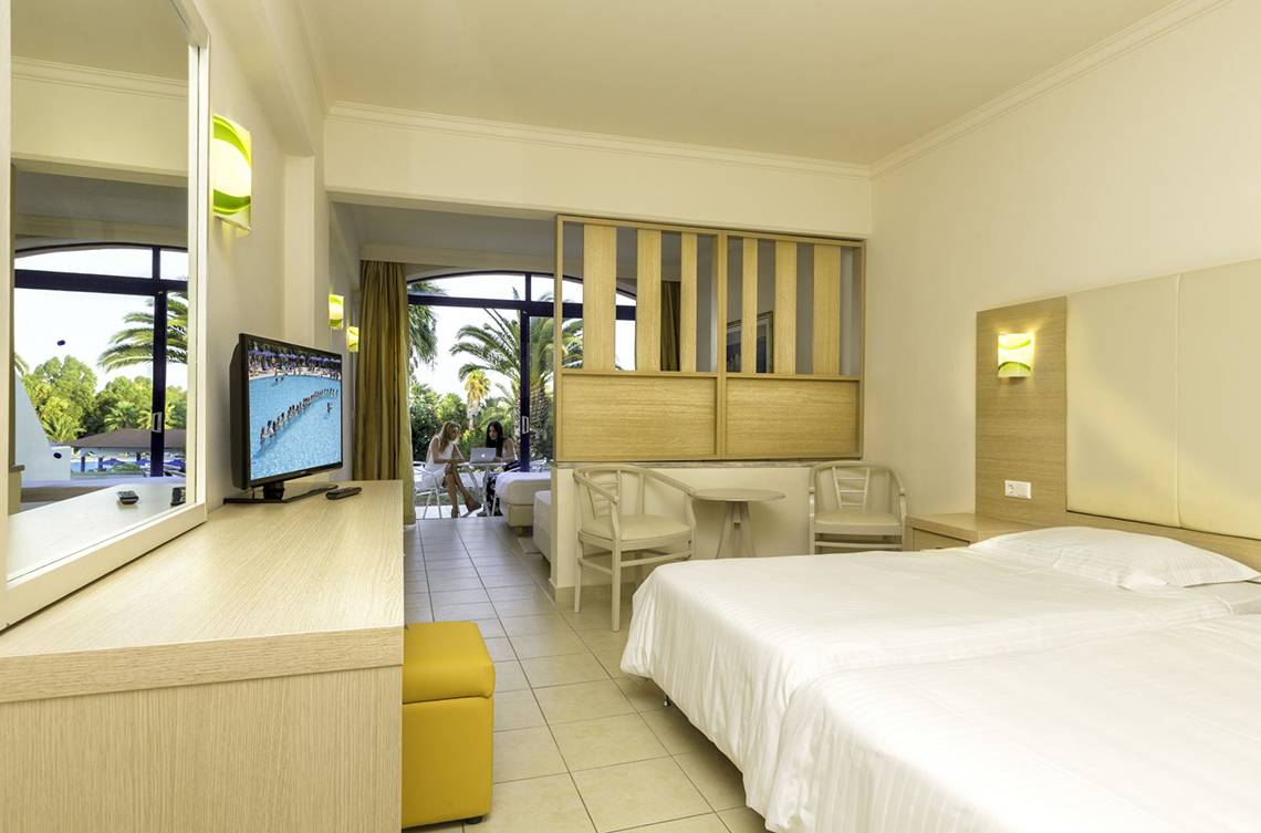 Kresten Palace Hotel Zimmer mit zwei Betten und Poolblick