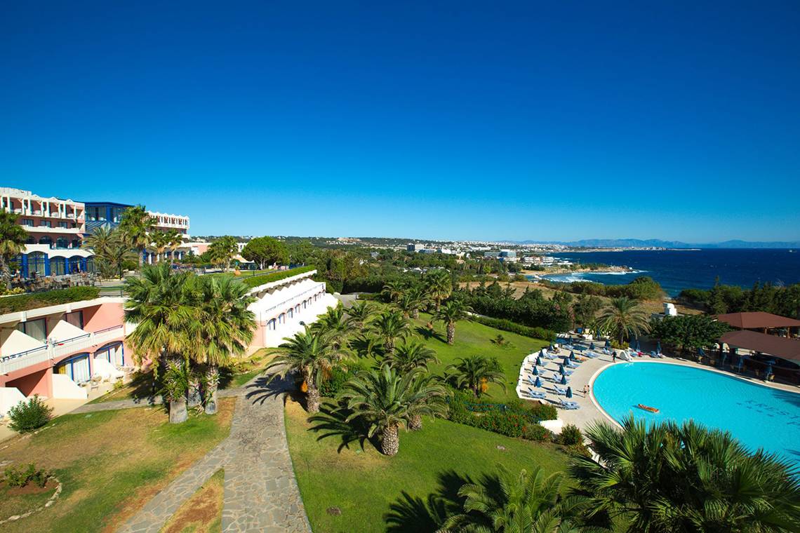 Luftaufnahme des Kresten Palace Hotels mit Swimmingpool und Ausblick auf das Meer