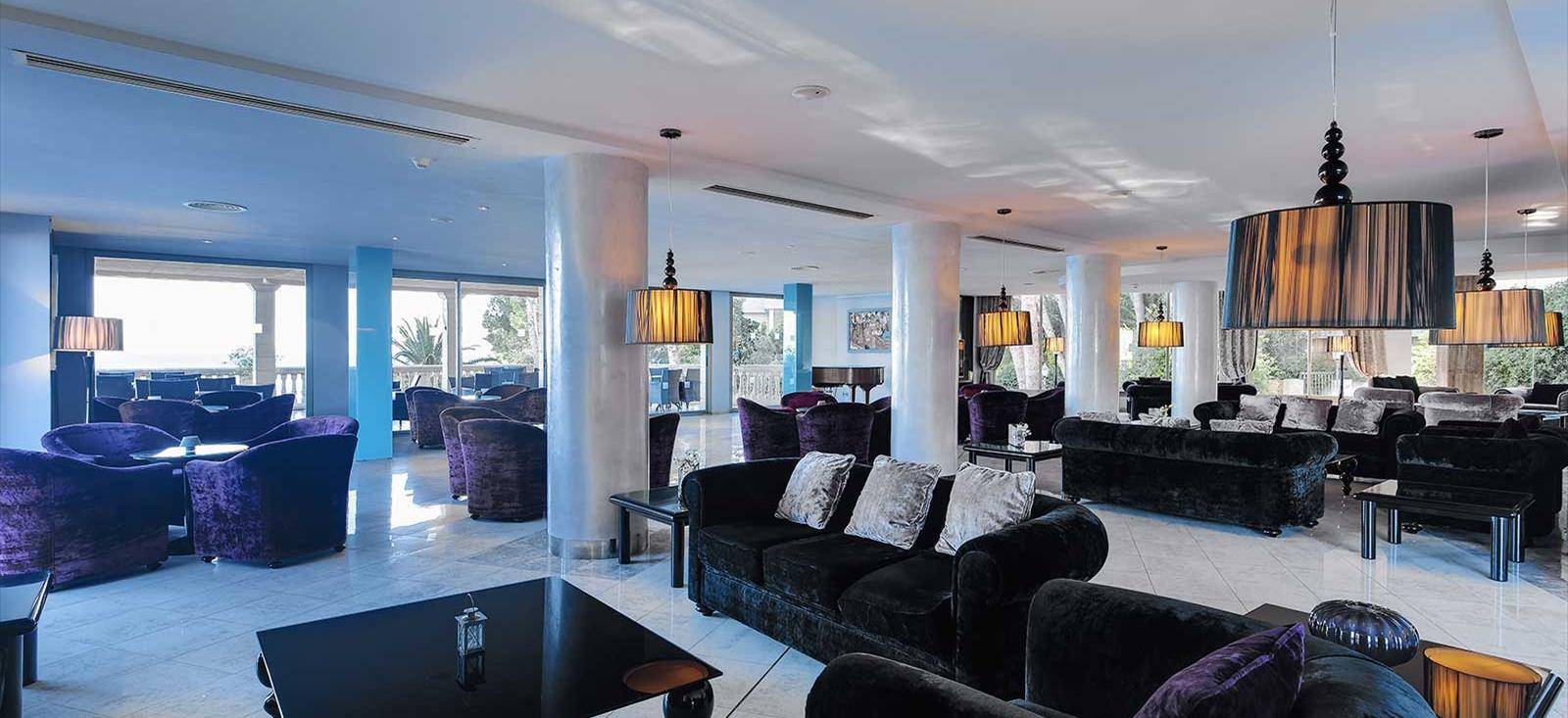 Lobby des Barcelo Illetas Albatros Hotels mit Sofas, Tischen und Lampen.