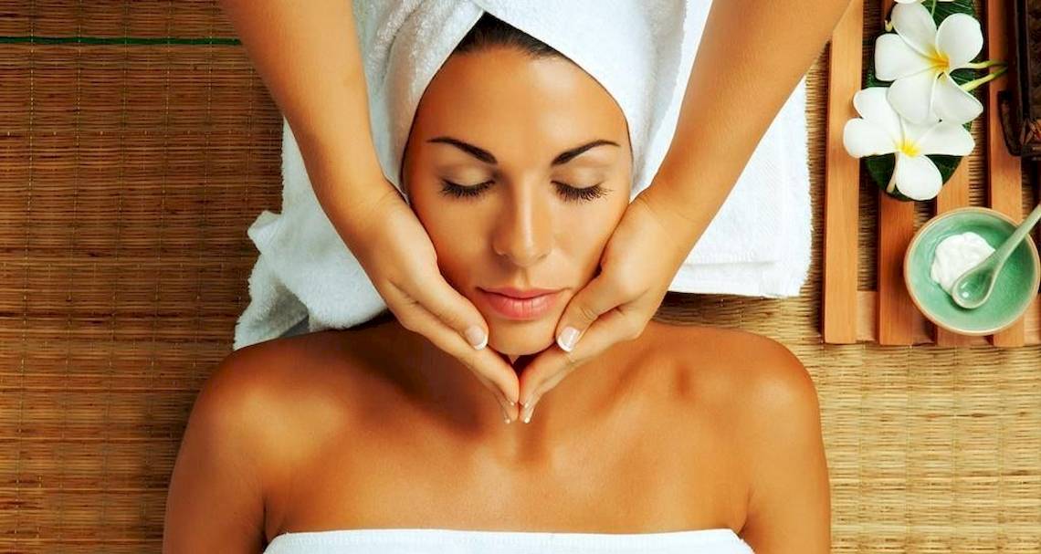 Frau erhält Gesichtsmassage im Sofitel Agadir Royal Bay Resort