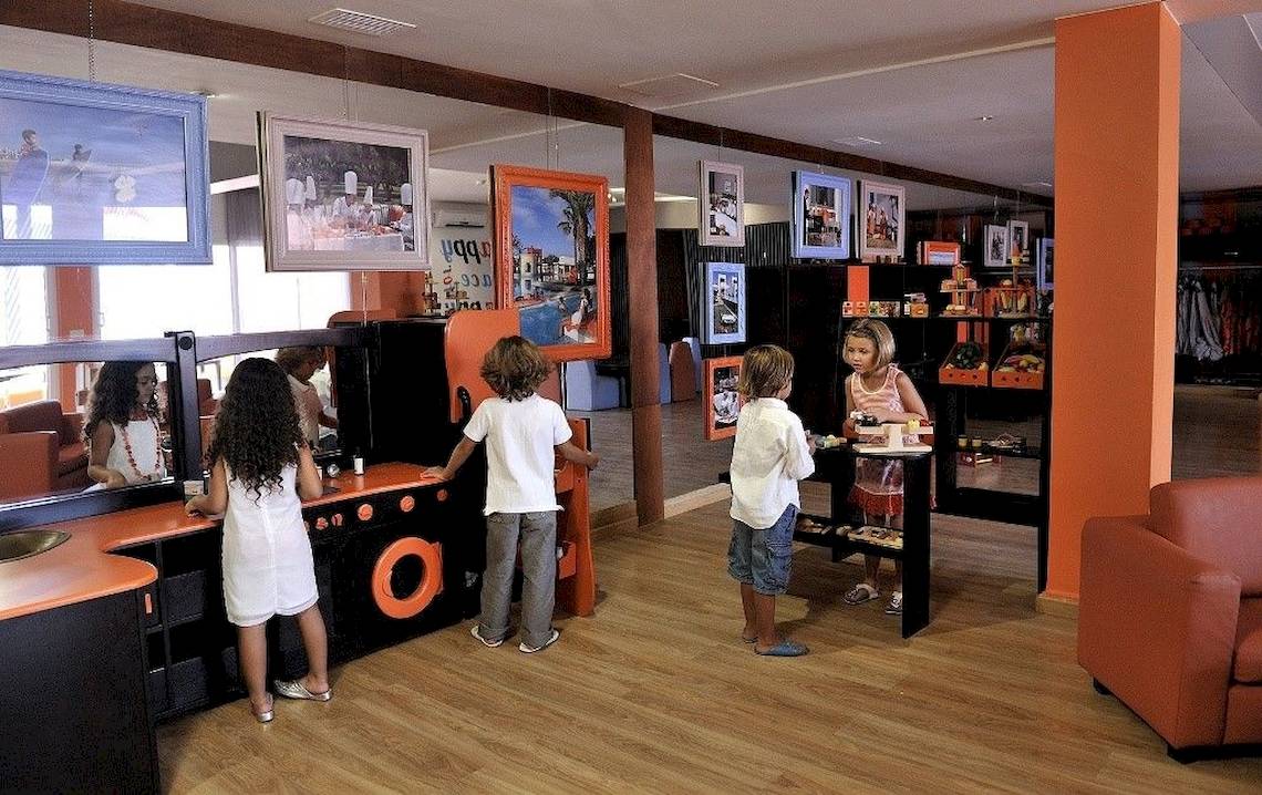 Kinder spielen in der Kinderecke des Sofitel Agadir Royal Bay Resort