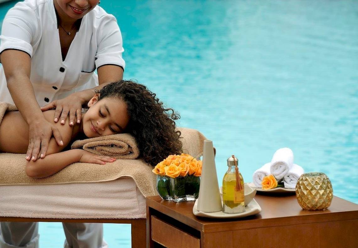 Massage im Schwimmbad Bereich im Sofitel Agadir Royal Bay Resort