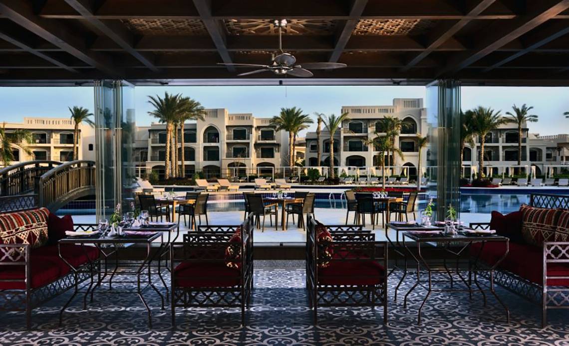 Innenansicht des Restaurants im Steigenberger Alcazar Hotel mit Blick auf den Pool